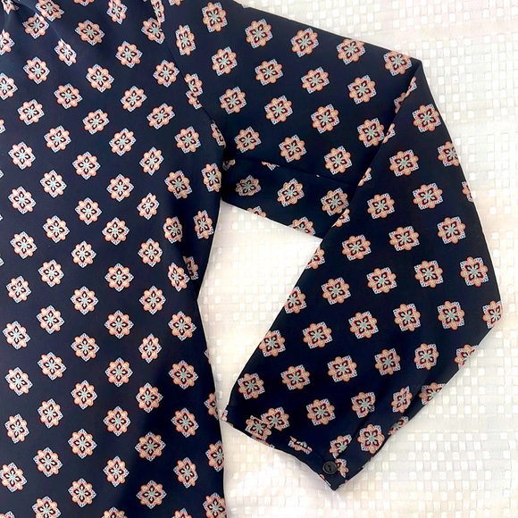 Pleione long sleeved blouse with a small V neckline - Picture 5 of 12